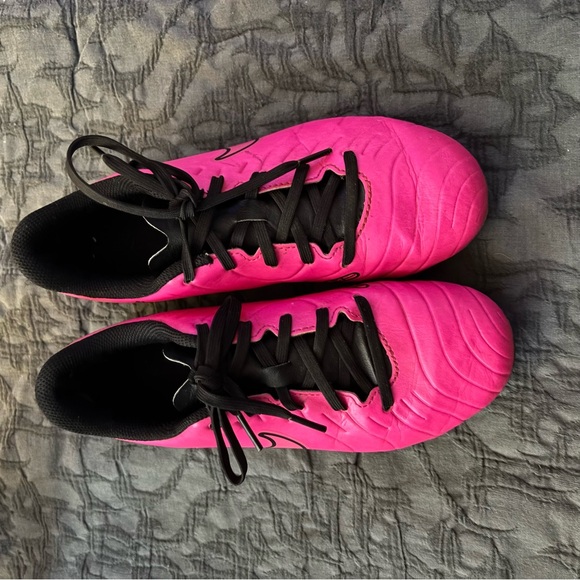 Like New Nike Girls Pink Soccer Cleats - Picture 2 of 6